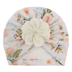 Baby Turban Mütze mit Blumenmuster in Hellrosa und einer großen Stoffblume