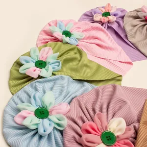 Bonnets turban pour bébé multicolores avec fleur artisanale et bouton en maille côtelée