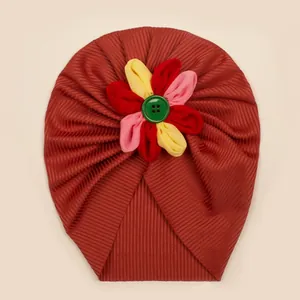 Détails du bonnet turban en maille côtelée avec une fleur colorée faite à la main