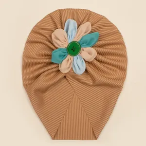 Bonnet bébé côtelé marron doux avec décoration florale multicolore et bouton vert