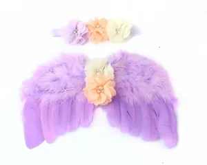 Dettaglio di ali di piume viola e fascia floreale per set di accessori fotografici neonato