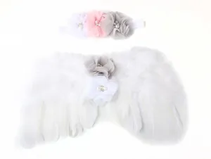 Dettaglio del set ali d'angelo per neonati con fiori di chiffon e strass lucidi