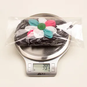 Détail du bonnet turban en velours pour bébé avec fleur pesant environ 39,7 g