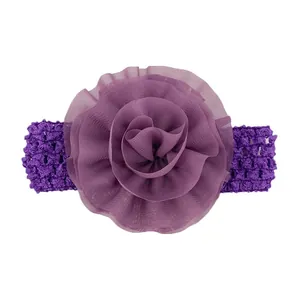 Détail d'un bandeau crochet violet pour bébé avec fleur en tulle et texture douce