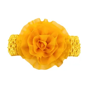 Détail d'un bandeau fleur en mousseline jaune avec texture en maille élastique pour bébés