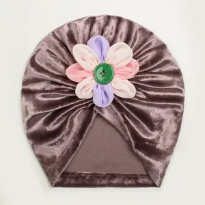 Bonnet turban en velours pour bébé violet avec fleurs en tissu et bouton décoratif central