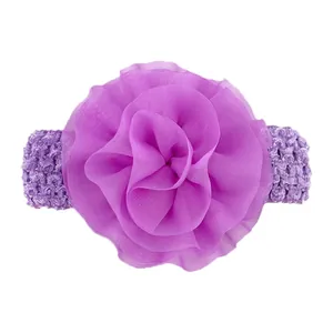 Vue détaillée d'une fleur en mousseline violette et bandeau élastique pour bébés