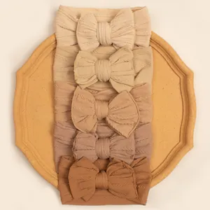 Lot de 5 bandeaux d'automne pour bébé avec nœuds tricotés aux tons terre sur plateau