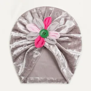 Détail du turban en velours argenté pour bébé avec fleur en patchwork et bouton décoratif
