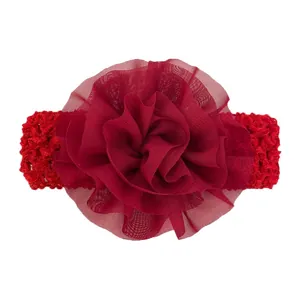 Vue détaillée d'une fleur en mousseline bordeaux avec bandeau au crochet pour bébés