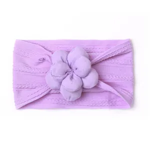 Détail du bandeau violet pour bébé en nylon avec fleur 3D et maille torsadée douce