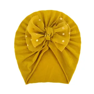 Details der senfgelben Baby-Stirnband mit goldenem Tüll-Schleife und Rippstrick