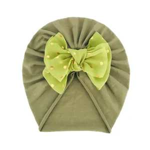 Detailansicht der Baby-Turban-Mütze in Olivgrün mit großer Goldpunkt-Chiffon-Schleife