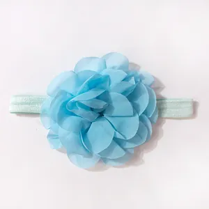 Dettaglio fascia per neonati con grande fiore in chiffon azzurro e nastro elastico verde