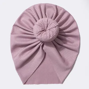 Vue détaillée du turban pour bébé lavande côtelé avec un design de nœud donut doux