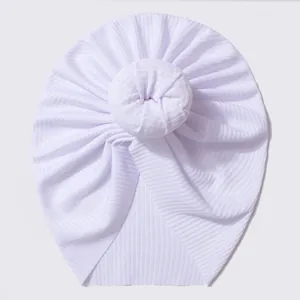 Détail rapproché du bonnet turban lilas pour bébé avec nœud donut et texture côtelée