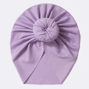 Détail du bonnet turban bébé côtelé lavande avec un joli motif de nœud en haut