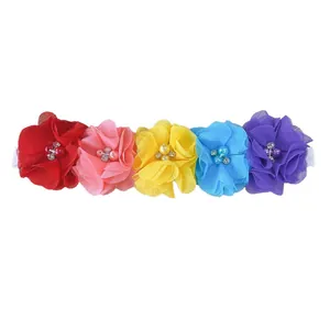 Bandeaux bébé avec cinq fleurs en mousseline colorées et perles sur fond blanc