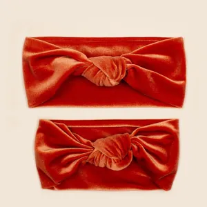 Detail von weichen rostorangen Samt-Stirnbändern mit feiner Textur und Seidenglanz-Finish