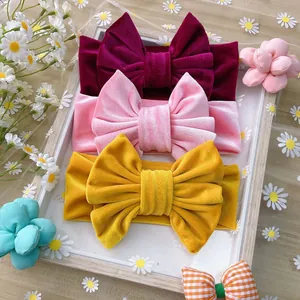 Lot de 3 bandeaux bébé en velours avec nœud en violet, rose et jaune sur plateau