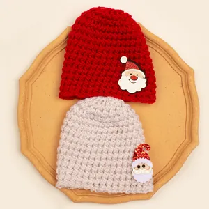 2er-Pack Baby-Weihnachtsstrickmützen mit Weihnachtsmann-Aufnähern in Rot und Creme
