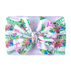 Dettaglio fascia per neonata con stampa floreale e scritta stampata Momma's GIRL