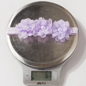 Détail du bandeau bébé en mousseline violette avec perles sur balance de précision 6,1g