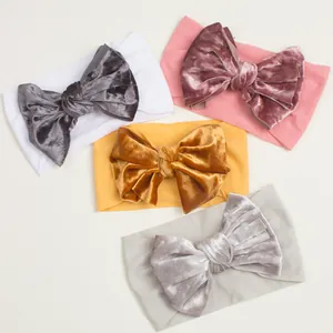 Lot de quatre bandeaux en nylon pour nouveau-né avec nœuds en velours gris, rose, jaune et blanc
