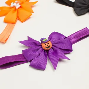 Détail de bandeaux Halloween pour bébé avec nœuds citrouille et fantôme sur rubans élastiques