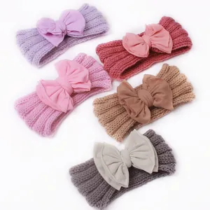 Set aus fünf gestrickten Baby-Stirnbändern mit zarten Stoffschleifen in Pastellfarben