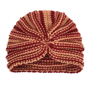 Dettaglio cappello invernale neonato in maglia con motivo jacquard rosso e beige