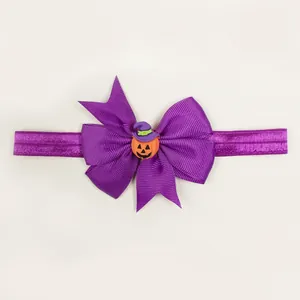 Détail du bandeau Halloween pour bébé avec noeud violet et petit charme de citrouille