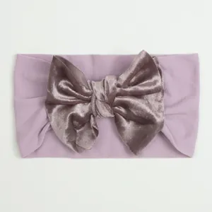 Détail du bandeau pour bébé avec nœud en velours lavande, texture douce et tissu en nylon