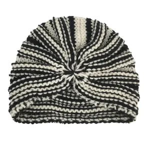 Dettaglio ravvicinato di un cappello a turbante per neonati a righe bianche e nere
