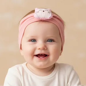 Détail du bandeau élastique rose pour bébé avec un joli décor de chat brodé en tissu
