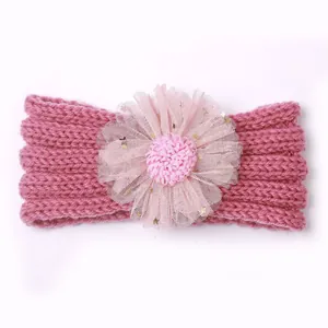 Détail du bandeau tricot bébé hiver avec fleur en tulle et paillettes étoile dorée