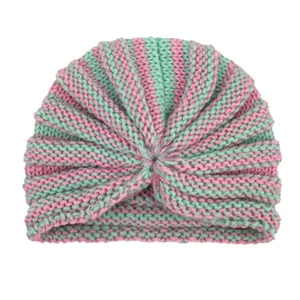 Dettaglio del cappello a turbante per neonati a righe rosa e verde menta con nodo