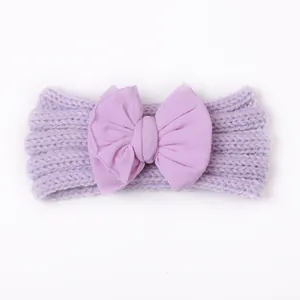 Nahaufnahme des lavendelfarbenen Baby-Stirnbands mit großer Schleife aus Strickstoff