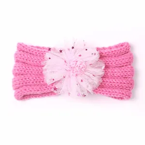 Détails du bandeau bébé tricoté rose fuchsia avec une grande fleur en tulle rose à paillettes