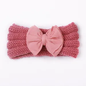Detailansicht der weichen Stricktextur und der rosa Schleife auf dem Baby-Stirnband