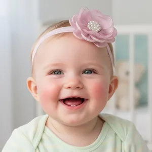Detailopname van roze baby haarband met organza bloem en parels voor meisjes