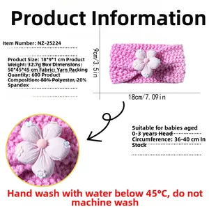 Vue détaillée du bandeau bébé rose tricoté avec dimensions et décoration florale