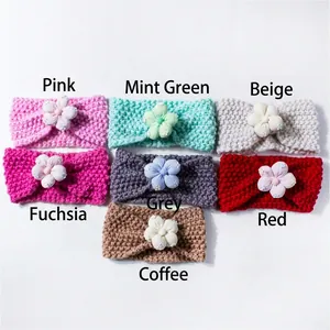 Détail de bandeaux tricotés pour bébé avec fleurs en tissu 3D et perles décoratives