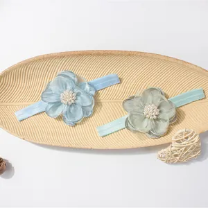Elastische babyhoofdbanden met zachte chiffon bloemen en witte parels in twee lichte kleuren