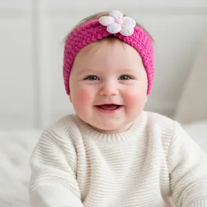 Gros plan d'un bandeau en tricot rose pour bébé avec broderie florale 3D pour nourrissons