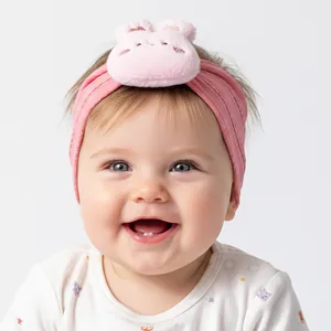 Détail du bandeau rose pour bébé avec lapin en peluche sur un nouveau-né mignon