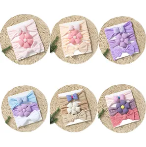 Lot de trois bandeaux pour bébé avec motifs fleurs et nœuds en six couleurs douces