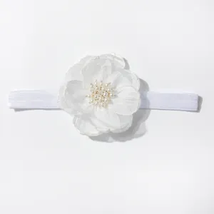 Detail van baby elastische hoofdband met witte tule bloem en imitatieparels