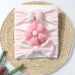 Lot de 3 bandeaux pour bébé roses avec nœuds à carreaux et fleurs sur carton blanc