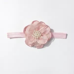 Roze elastische babyhoofdband met gelaagde stoffen bloem en witte parelversiering